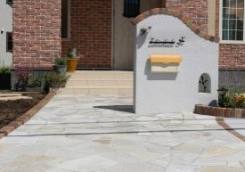 天然石のアプローチ