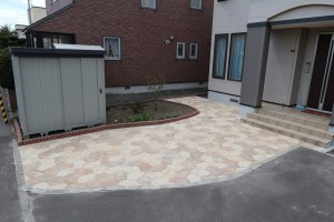 玄関前のアプローチをインターロッキングにリフォーム