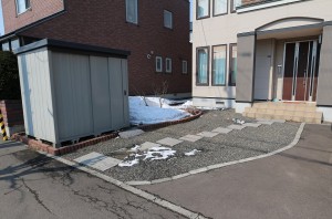 アプローチにインターロッキングを施工する前